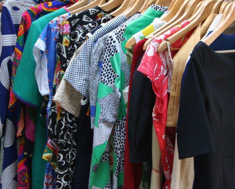 vitrine-VALLAURIS-min_dresses_apparel_clothing_clothes_clothes_hangers_wooden_hangers_retail_shop_closet-1149845