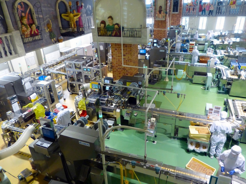 vitrine-VALLAURIS-min_japan_sapporo_chocolate_factory_label_packaging_cookie_machine_operators-961509