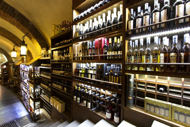 vitrine-VALLAURIS-min_world_street_travel_shop_canon_georgia_wine_bottles-429767